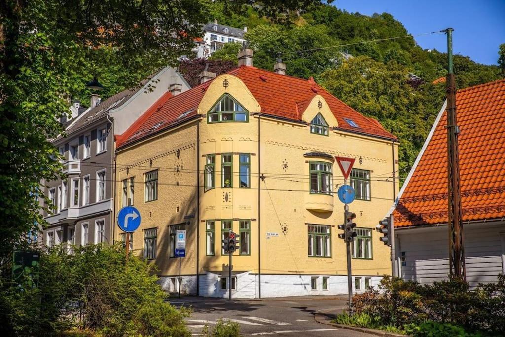 New! Modern City Apt: Central W/ Private Entrence Bergen Eksteriør billede